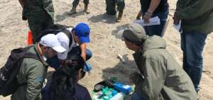 Estudiantes participan en la recolecci&oacute;n de desechos en las playas para el muestreo sobre la presencia de elementos nocivos.