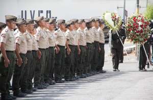 En el Comando de Polic&iacute;a Eugenio Espejo se presentaron 2 arreglos florales en honor a los agentes fallecidos el 30-S. Foto: Mario Egas / EL TEL&Eacute;GRAFO