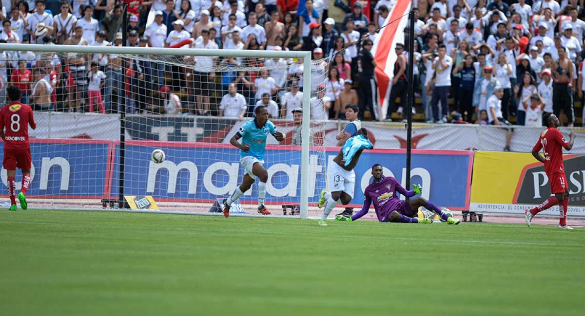 Jimmy Delgado (13) festeja el gol del triunfo junto a Romario Ibarra, ante la mirada de Alexander Dom&iacute;nguez. Foto: &Aacute;lvaro P&eacute;rez / El Tel&eacute;grafo