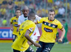 El volante de Barcelona, Brahian Alem&aacute;n (d.), fue el mejor jugador del partido de ayer en Machala. El ururuguayo creo varias opciones de peligro. Foto: internet