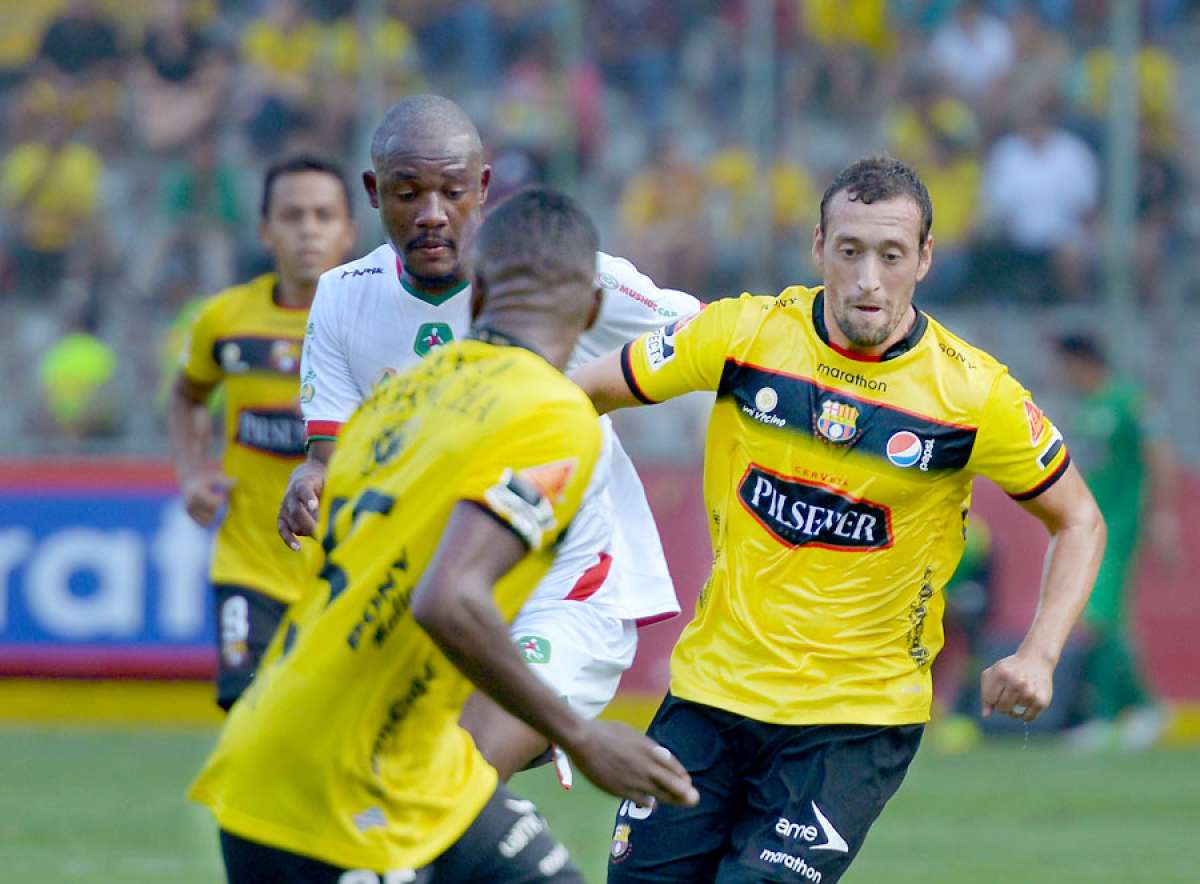El volante de Barcelona, Brahian Alem&aacute;n (d.), fue el mejor jugador del partido de ayer en Machala. El ururuguayo creo varias opciones de peligro. Foto: internet