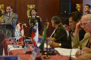 Carlos Larrea, ministro (e) de Defensa de Ecuador, habla ante sus colegas de la Unasur que se reunieron ayer en Quito. FOTO: ANDRES DARQUEA