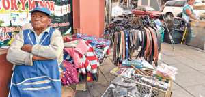 Los comerciantes de la calle Lizardo Ruiz apoyan la idea de una reubicaci&oacute;n, pero tambi&eacute;n piden mayor control de las autoridades a los informales. Foto: Miguel Jim&eacute;nez / El Tel&eacute;grafo.