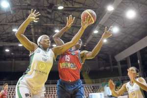 Moniquee Alexander (33), de UTE, disputa la pelota con  Ashmeade Tajor, del D. Quevedo.  Foto: &Aacute;lvaro P&eacute;rez | El Tel&eacute;grafo