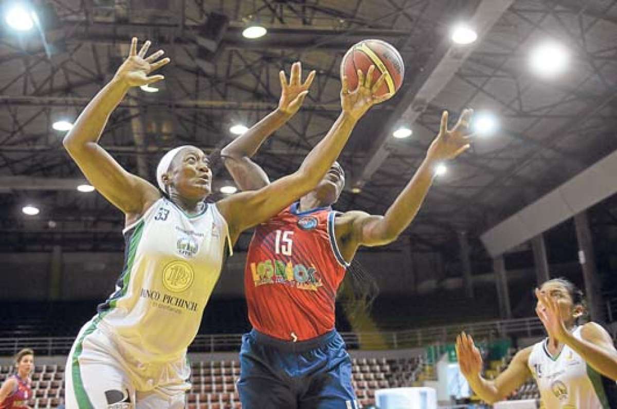 Moniquee Alexander (33), de UTE, disputa la pelota con  Ashmeade Tajor, del D. Quevedo.  Foto: &Aacute;lvaro P&eacute;rez | El Tel&eacute;grafo