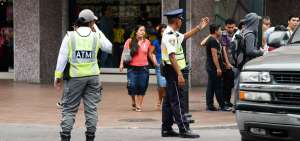 Los agentes de tr&aacute;nsito registran las multas con fotograf&iacute;as de tel&eacute;fono celular en las zonas donde no hay c&aacute;maras.