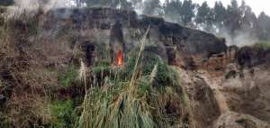 El fuego y los gases se observan en la ladera e incluso algunos &aacute;rboles se desplomaron tras quemarse sus ra&iacute;ces.