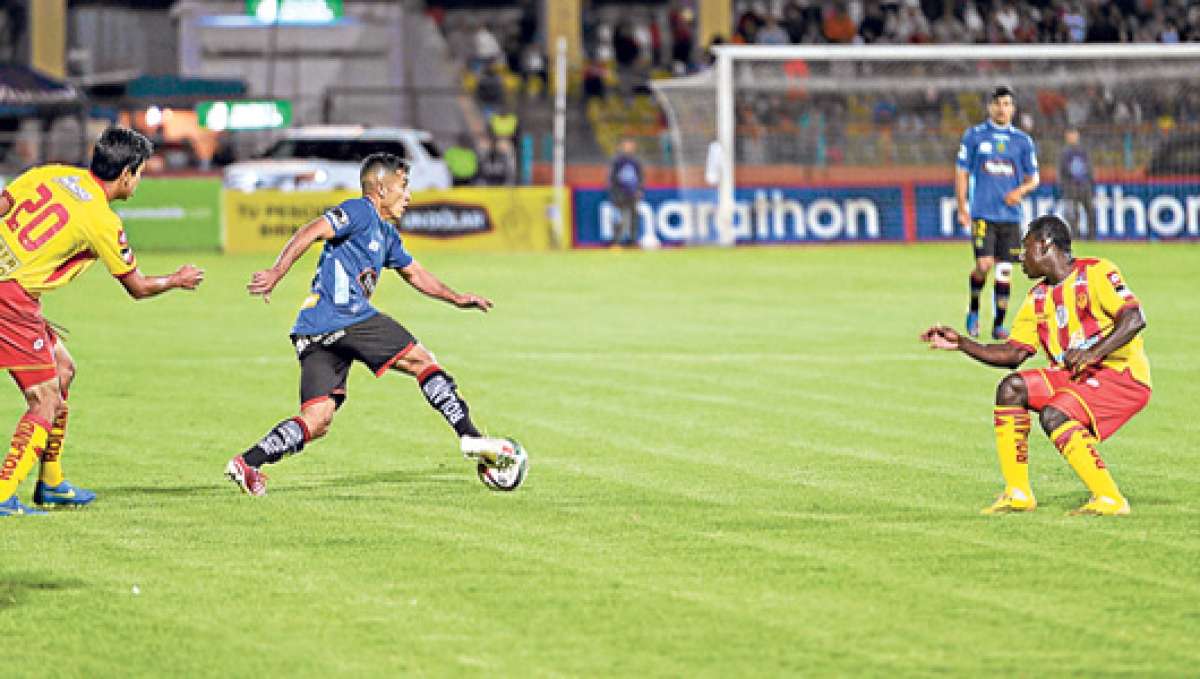 Deportivo Cuenca no pudo anoche con el equipo capitalino del Aucas; su derrota fue reprochada por los miles de aficionados que llegaron al estadio. Foto: Fernando Machado / El Tel&eacute;grafo 