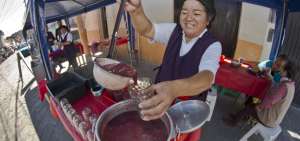 La colada morada se vende todo el a&ntilde;o en Atocha. Se sirve con guaguas de pan y empanadas de viento y de queso.