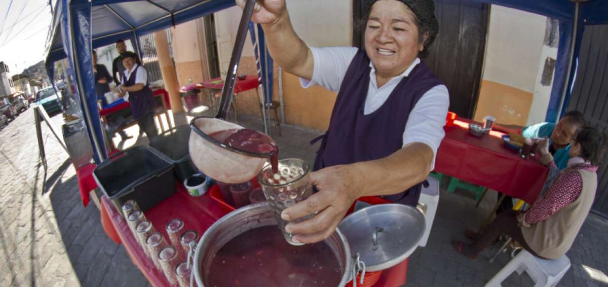 La colada morada se vende todo el a&ntilde;o en Atocha. Se sirve con guaguas de pan y empanadas de viento y de queso.