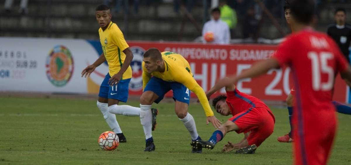 Chile empata sin goles con Brasil en su estreno en el Sudamericano