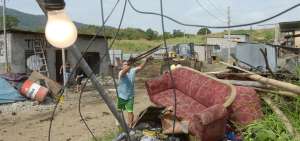 Maquinaria municipal y de la Prefectura del Guayas remueve los escombros de las casas que destruy&oacute; el fuego en la cooperativa Trinidad de Dios.