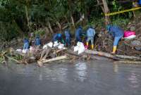 Petroecuador realiza labores de limpieza en el río Shushufindi.