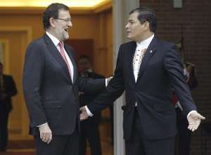  El presidente del Gobierno espa&ntilde;ol, Mariano Rajoy (i), recibe al presidente de Ecuador, Rafael Correa (d), hoy en el Palacio de la Moncloa. Foto: EFE
