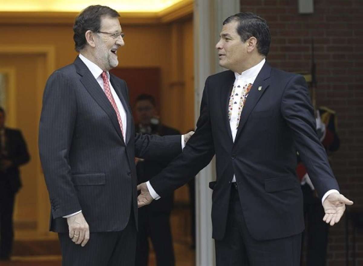  El presidente del Gobierno espa&ntilde;ol, Mariano Rajoy (i), recibe al presidente de Ecuador, Rafael Correa (d), hoy en el Palacio de la Moncloa. Foto: EFE