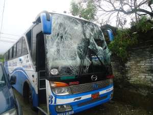 As&iacute; qued&oacute; el bus de transporte Santa Teresita en el que viajaba una parte de los estudiantes de la Universidad T&eacute;cnica de Ambato (UTA),hacia las playas de Monta&ntilde;ita en la provincia de Santa Elena. Foto: Elizabeth Maggi.
