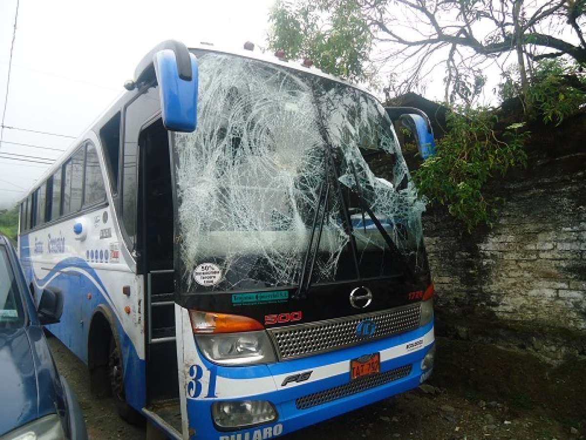 As&iacute; qued&oacute; el bus de transporte Santa Teresita en el que viajaba una parte de los estudiantes de la Universidad T&eacute;cnica de Ambato (UTA),hacia las playas de Monta&ntilde;ita en la provincia de Santa Elena. Foto: Elizabeth Maggi.