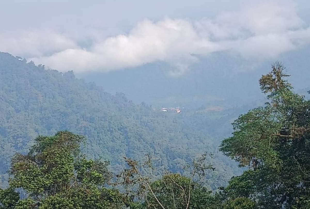 Equipos de emergencia inspeccionan la zona de Pacto tras el reporte de olor a azufre.