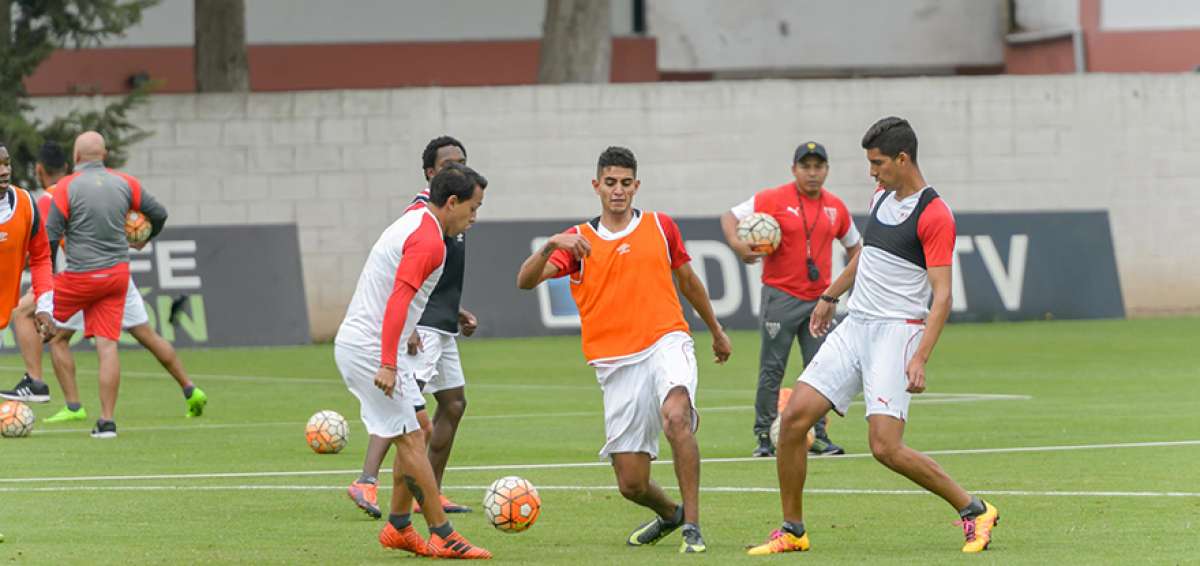 Kevin Minda (c) disputa el bal&oacute;n con &Eacute;dison Vega (i) y Jos&eacute; Francisco Cevallos, durante la pr&aacute;ctica de ayer en el complejo de Pomasqui.