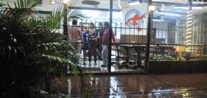 A las 20:30 del martes, con pocos clientes luc&iacute;a este local de venta de cangrejos ubicado en la ciudadela Miraflores, en el norte de Guayaquil.