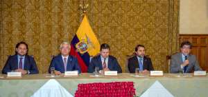 Cinco ministros de Estado, durante la rueda de prensa convocada en el Palacio de Carondelet, donde se pronunciaron sobre la orden de prisi&oacute;n preventiva en contra del expresidente Rafael C.