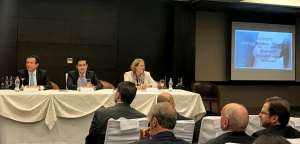 Richard Mart&iacute;nez (der.), presidente de la C&aacute;mara de Industrias y Producci&oacute;n  y Marianick Tremblay, embajadora de Canad&aacute; participaron en el evento.