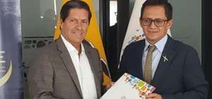 El director ejecutivo del Congope, Pablo Jurado (i), y el defensor del Pueblo, Freddy Carri&oacute;n, luego de la firma del convenio sobre DD.HH.