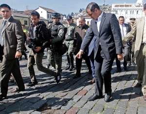 Presidente Correa constat&oacute; da&ntilde;os en la Plaza de San Francisco