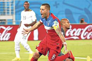 Clint Dempsey, capit&aacute;n de Estados Unidos, celebra el primer gol del encuentro, el m&aacute;s r&aacute;pido del certamen. Foto: EFE.