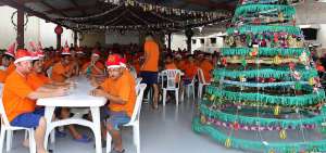 Los internos decoraron el pabell&oacute;n 7, tambi&eacute;n llamado Zeus, con guirnaldas met&aacute;licas y con adornos navide&ntilde;os elaborados en cart&oacute;n, cartulina, f&oacute;mix, papel, entre otros.