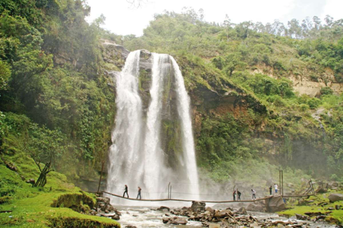 Cascada La Kimsa, en kichwa significa 3. Se denomina as&iacute; porque forma una triple divisi&oacute;n. Se encuentra en la Reserva Ecol&oacute;gica Molinuco.