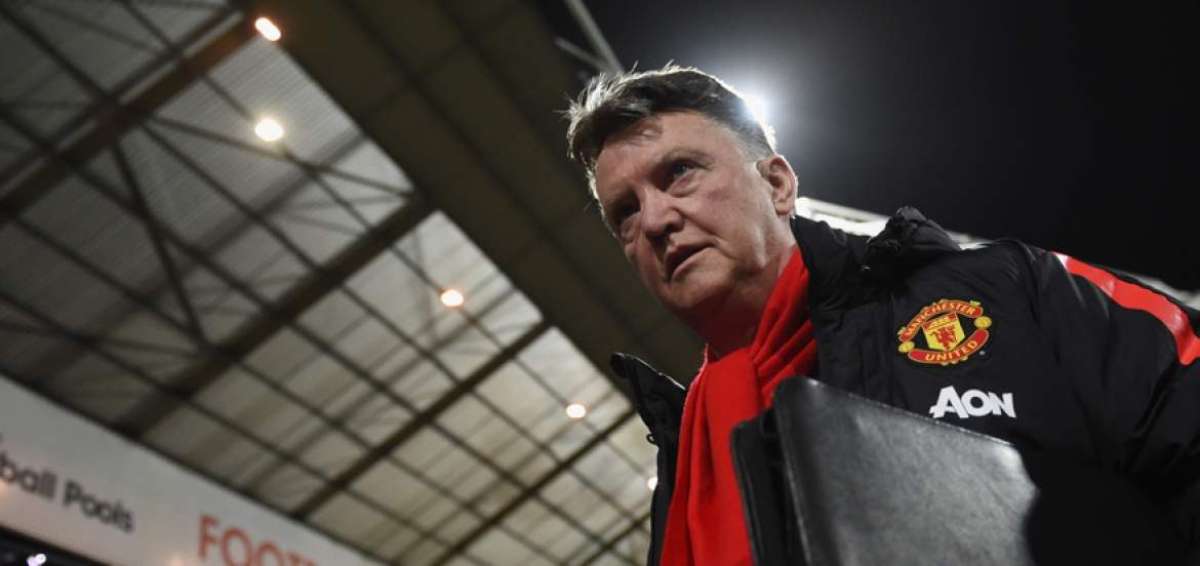 Louis van Gaal afronta ante el Stoke City el que podr&iacute;a ser su &uacute;ltimo partido en el banco de los &lsquo;diablos rojos&rsquo;, en caso de derrota.