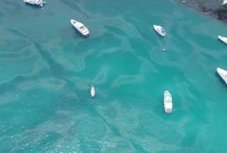 Ministerio de Ambiente activa plan de contingencia ante el hundimiento de una embarcación en las islas Galápagos