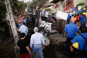 El chofer perdi&oacute; el control del automotor, que se vir&oacute;. (Foto de Karly Torres / El Tel&eacute;grafo)