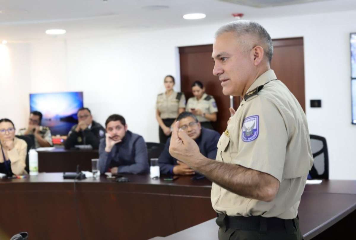 Fausto Salinas permanecerá en el cargo como Comandante General de la Policía Nacional. 