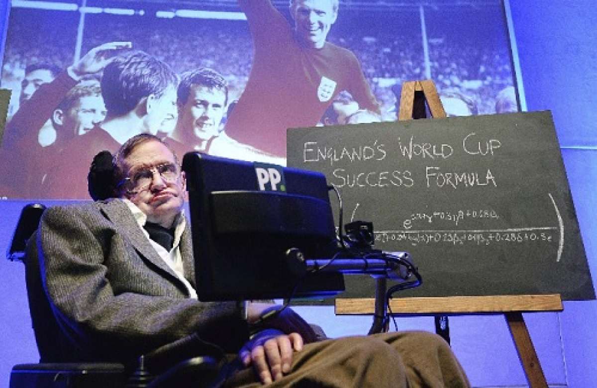 El c&eacute;lebre autor de "Una breve historia del tiempo" ha descubierto tambi&eacute;n una "f&oacute;rmula para el penalti perfecto". Foto: EFE