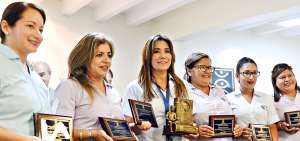 M&oacute;nica Tamayo (centro), junto con sus compa&ntilde;eras del plantel, recibieron placas en reconocimiento por su ponencia sobre la educaci&oacute;n en el siglo XXI.