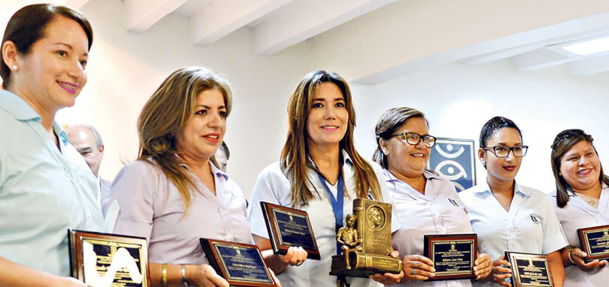 M&oacute;nica Tamayo (centro), junto con sus compa&ntilde;eras del plantel, recibieron placas en reconocimiento por su ponencia sobre la educaci&oacute;n en el siglo XXI.