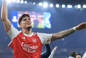 Mientras la prensa peruana lo vincula con la modelo Jossmery Toledo, el defensor del Arsenal F. C. se prepara para disputar la final de la Champions League.