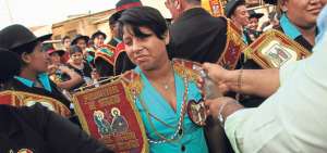 Una de las tradiciones en las festividades de San Pedro y San Pablo es el echar perfume a los integrantes del gobierno. As&iacute;, los patronos buscaban que los esclavos olieran bien. Foto: Rodolfo P&aacute;rraga / El Tel&eacute;grafo