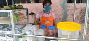 Dayana Alvarado vende batidos, juegos y tostadas en el suburbio de Guayaquil.