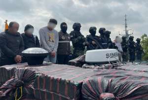 Embarcaciones interceptadas por la Armada transportaban droga y combustible ilegal en altamar.