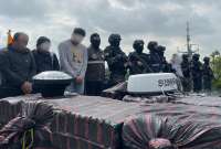 Embarcaciones interceptadas por la Armada transportaban droga y combustible ilegal en altamar.