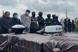 Embarcaciones interceptadas por la Armada transportaban droga y combustible ilegal en altamar.