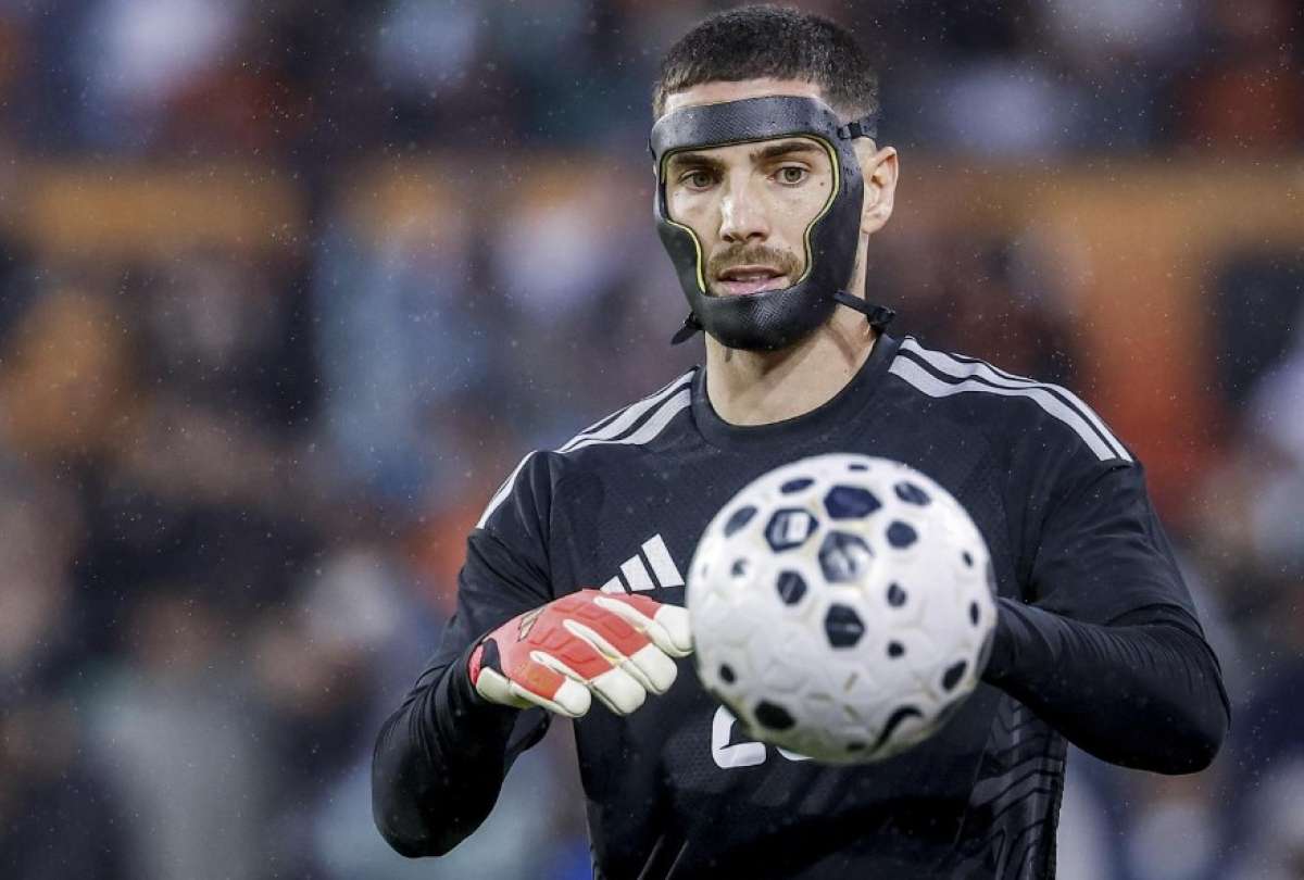 Luca Zidane tapar para Argelia con una m&aacute;scara.
