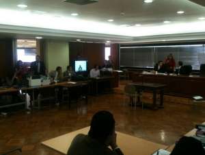 La diligencia se instal&oacute; a las 08:30. La fiscal subrogante, Cecilia Armas, explica la teor&iacute;a del caso. Foto: tomada del Twitter de Fiscal&iacute;a