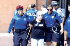 La Guardia Nacional de EE.UU. controla las calles de Ferguson desde el lunes. Hasta el momento se registran m&aacute;s de 15 arrestos por las manifestaciones. Foto: AFP
