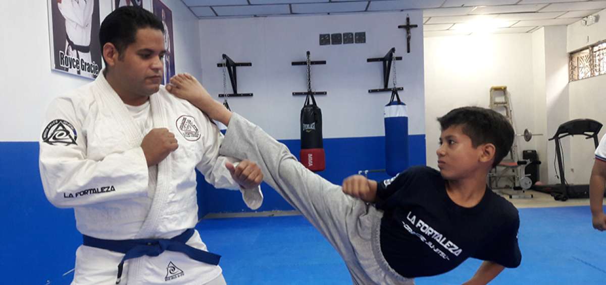 Jimmy Burgos (de blanco) es el instructor de la academia ubicada en la v&iacute;a a Daule, a pocos metros del paradero de la Metrov&iacute;a, sector Mapasingue.