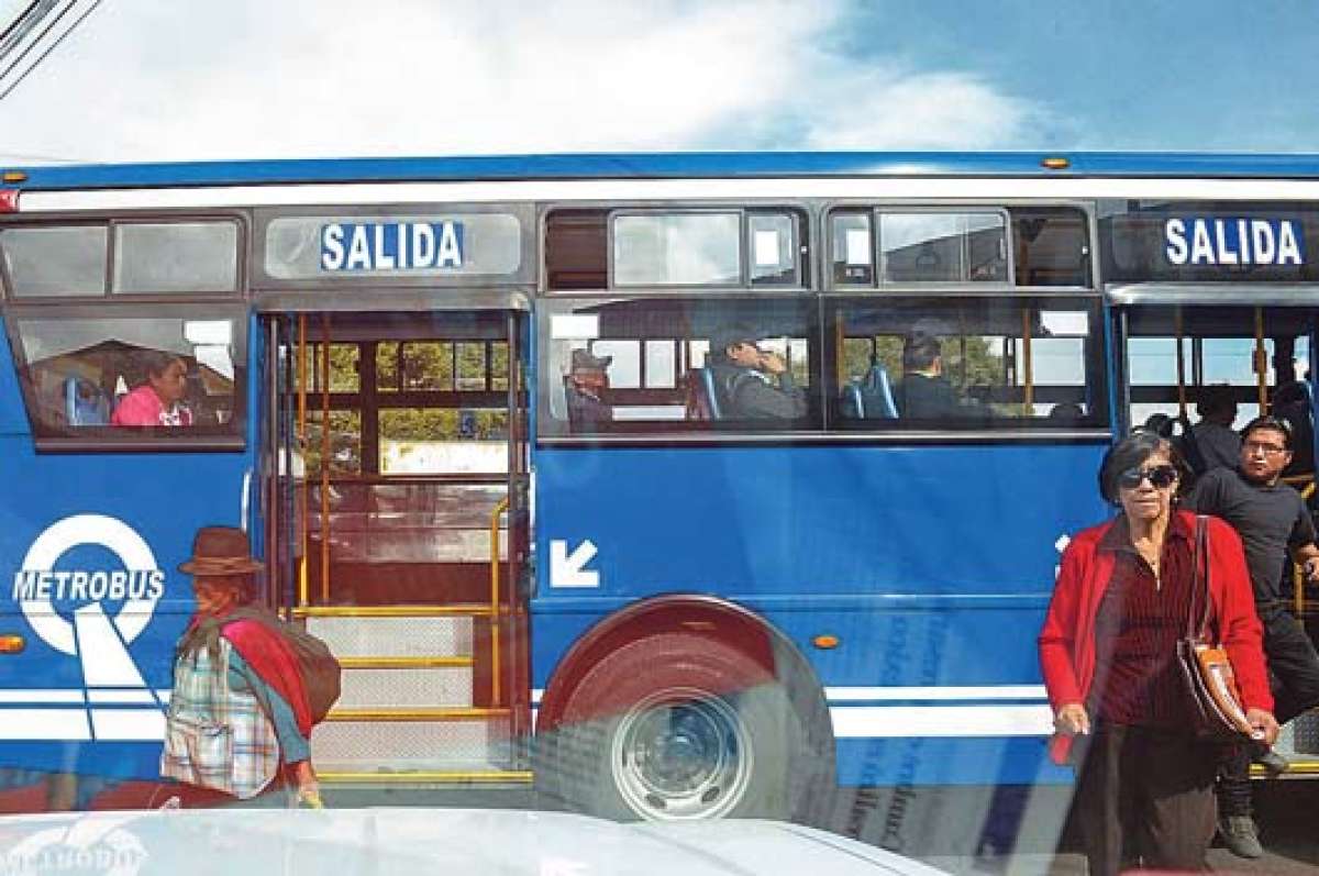 Los usuarios de la transportaci&oacute;n p&uacute;blica no est&aacute;n de acuerdo con el pedido de incremento de tarifas. Aseguran que primero debe mejorar el servicio. Foto: Archivo/ El Tel&eacute;grafo