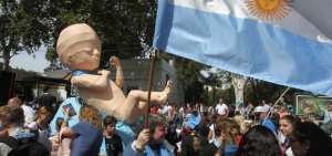 Miles de personas participan en una marcha contra el aborto este s&aacute;bado, en Buenos Aires (Argentina) para solicitar al Gobierno la implementaci&oacute;n de "pol&iacute;ticas que protejan al ni&ntilde;o desde la concepci&oacute;n". 